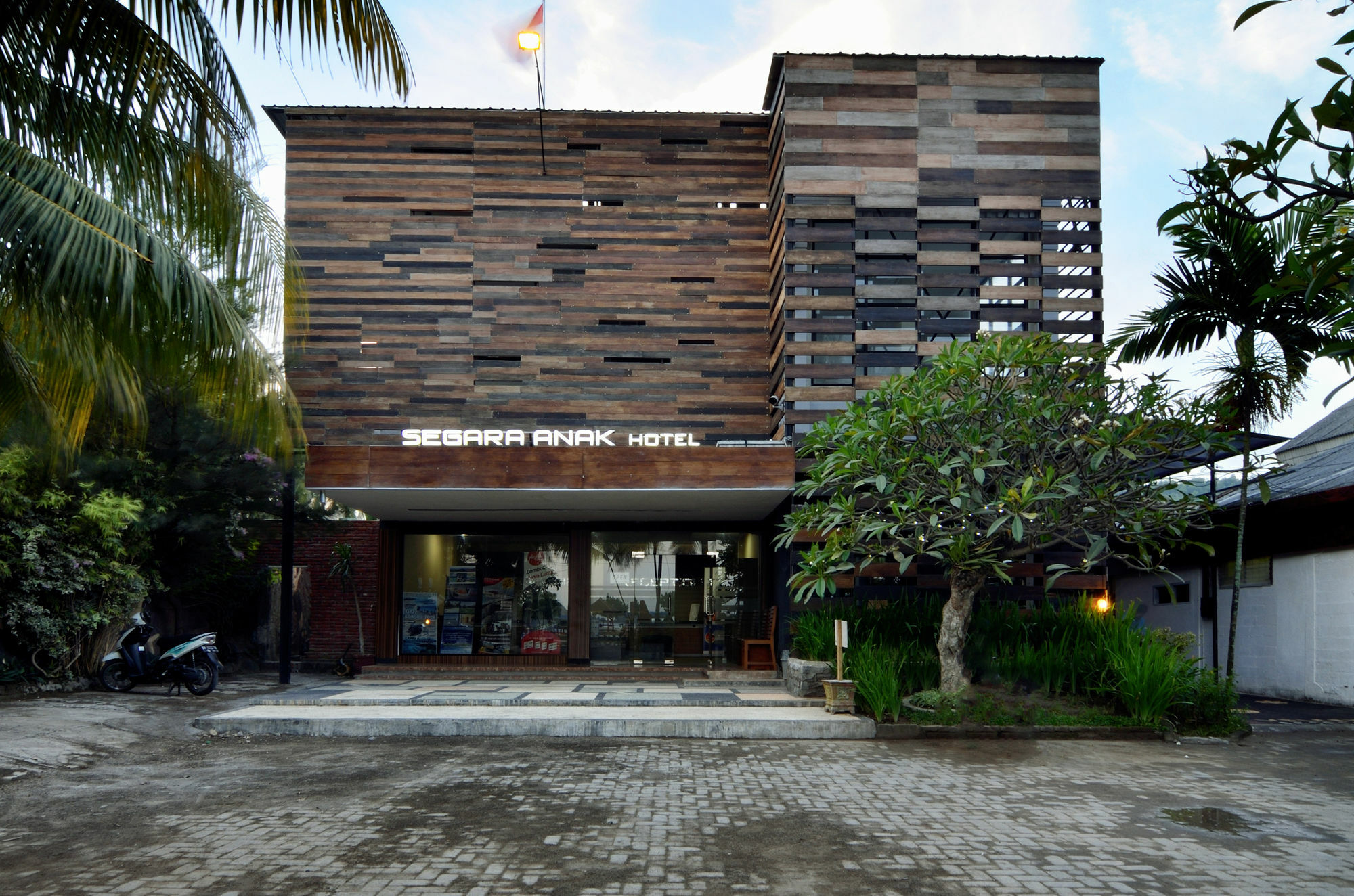 Segara Anak Bungalow & Restaurant Hotel Kuta  Exterior photo