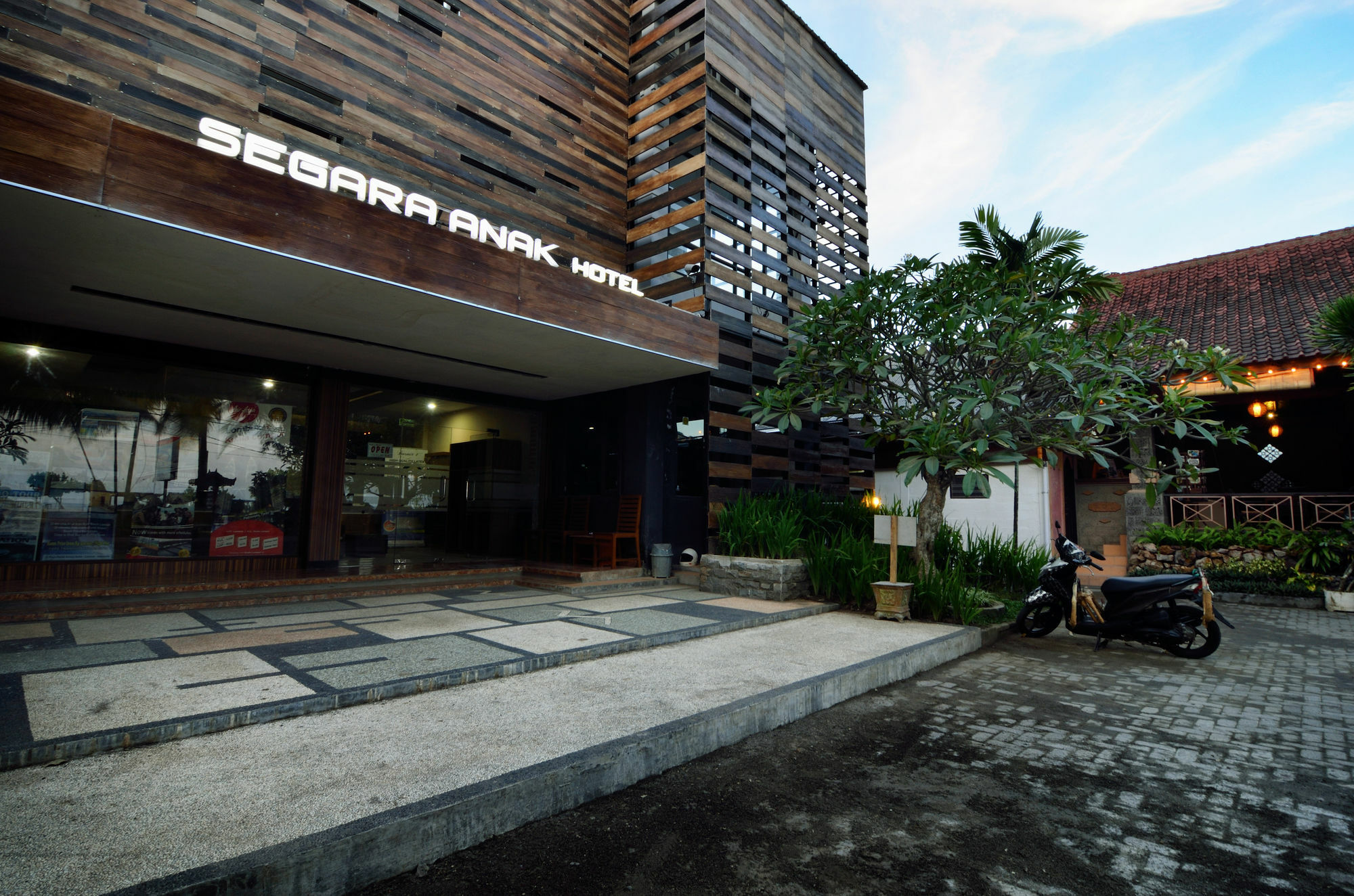 Segara Anak Bungalow & Restaurant Hotel Kuta  Exterior photo